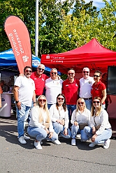 01 TagDerDemokratie 2025-09-06 13  Samstags-Tour, 6. September - Ein Samstag voller Abwechslung. Der erste Termin, „Tag der Demokratie“, war auf dem Burgplatz. Eine Veranstaltung der Stadt Duisburg, dem HDK und diversen Organisationen aus der Stadt. Danach hieß es „Herzlichen Glückwunsch zum 80. Geburtstag“ liebe Irma. Danach ging es zur Platzanlage des TUS Viktoria 06 in Buchholz zum Benefiz-Spiel gegen die Traditionsmannschaft von Schalke 04. Im Sermer „Landgasthof-Schenke“ trafen wir den Elferrat der KG Südstern und wir sagten Hallo bei den „Sermer Damenstößchen“. Abschluss des Tages war dann auf dem 40. Geburtstag von Christian in der „MaRa Event Location“. : DVPJ, Toni I, Jules I., Prinz Karneval, Prinz, Prinzessin Aileen I., Hofmarschälle, Page, Pagen, Paginnen, HDK, Duisburg, Karneval, Helau, Tollität, Event, Session 2025, Session 2025, HDK Duisburg, Hauptausschuss, Hauptausschuss Karneval Duisburg, Duisburg ist echt