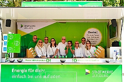 01 TagDerDemokratie 2025-09-06 14  Samstags-Tour, 6. September - Ein Samstag voller Abwechslung. Der erste Termin, „Tag der Demokratie“, war auf dem Burgplatz. Eine Veranstaltung der Stadt Duisburg, dem HDK und diversen Organisationen aus der Stadt. Danach hieß es „Herzlichen Glückwunsch zum 80. Geburtstag“ liebe Irma. Danach ging es zur Platzanlage des TUS Viktoria 06 in Buchholz zum Benefiz-Spiel gegen die Traditionsmannschaft von Schalke 04. Im Sermer „Landgasthof-Schenke“ trafen wir den Elferrat der KG Südstern und wir sagten Hallo bei den „Sermer Damenstößchen“. Abschluss des Tages war dann auf dem 40. Geburtstag von Christian in der „MaRa Event Location“. : DVPJ, Toni I, Jules I., Prinz Karneval, Prinz, Prinzessin Aileen I., Hofmarschälle, Page, Pagen, Paginnen, HDK, Duisburg, Karneval, Helau, Tollität, Event, Session 2025, Session 2025, HDK Duisburg, Hauptausschuss, Hauptausschuss Karneval Duisburg, Duisburg ist echt