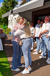 02 Irmas 80 Geb 2025-09-06 02  Samstags-Tour, 6. September - Ein Samstag voller Abwechslung. Der erste Termin, „Tag der Demokratie“, war auf dem Burgplatz. Eine Veranstaltung der Stadt Duisburg, dem HDK und diversen Organisationen aus der Stadt. Danach hieß es „Herzlichen Glückwunsch zum 80. Geburtstag“ liebe Irma. Danach ging es zur Platzanlage des TUS Viktoria 06 in Buchholz zum Benefiz-Spiel gegen die Traditionsmannschaft von Schalke 04. Im Sermer „Landgasthof-Schenke“ trafen wir den Elferrat der KG Südstern und wir sagten Hallo bei den „Sermer Damenstößchen“. Abschluss des Tages war dann auf dem 40. Geburtstag von Christian in der „MaRa Event Location“. : DVPJ, Toni I, Jules I., Prinz Karneval, Prinz, Prinzessin Aileen I., Hofmarschälle, Page, Pagen, Paginnen, HDK, Duisburg, Karneval, Helau, Tollität, Event, Session 2025, Session 2025, HDK Duisburg, Hauptausschuss, Hauptausschuss Karneval Duisburg, Duisburg ist echt