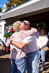 02 Irmas 80 Geb 2025-09-06 03  Samstags-Tour, 6. September - Ein Samstag voller Abwechslung. Der erste Termin, „Tag der Demokratie“, war auf dem Burgplatz. Eine Veranstaltung der Stadt Duisburg, dem HDK und diversen Organisationen aus der Stadt. Danach hieß es „Herzlichen Glückwunsch zum 80. Geburtstag“ liebe Irma. Danach ging es zur Platzanlage des TUS Viktoria 06 in Buchholz zum Benefiz-Spiel gegen die Traditionsmannschaft von Schalke 04. Im Sermer „Landgasthof-Schenke“ trafen wir den Elferrat der KG Südstern und wir sagten Hallo bei den „Sermer Damenstößchen“. Abschluss des Tages war dann auf dem 40. Geburtstag von Christian in der „MaRa Event Location“. : DVPJ, Toni I, Jules I., Prinz Karneval, Prinz, Prinzessin Aileen I., Hofmarschälle, Page, Pagen, Paginnen, HDK, Duisburg, Karneval, Helau, Tollität, Event, Session 2025, Session 2025, HDK Duisburg, Hauptausschuss, Hauptausschuss Karneval Duisburg, Duisburg ist echt
