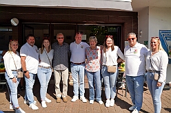 02 Irmas 80 Geb 2025-09-06 04  Samstags-Tour, 6. September - Ein Samstag voller Abwechslung. Der erste Termin, „Tag der Demokratie“, war auf dem Burgplatz. Eine Veranstaltung der Stadt Duisburg, dem HDK und diversen Organisationen aus der Stadt. Danach hieß es „Herzlichen Glückwunsch zum 80. Geburtstag“ liebe Irma. Danach ging es zur Platzanlage des TUS Viktoria 06 in Buchholz zum Benefiz-Spiel gegen die Traditionsmannschaft von Schalke 04. Im Sermer „Landgasthof-Schenke“ trafen wir den Elferrat der KG Südstern und wir sagten Hallo bei den „Sermer Damenstößchen“. Abschluss des Tages war dann auf dem 40. Geburtstag von Christian in der „MaRa Event Location“. : DVPJ, Toni I, Jules I., Prinz Karneval, Prinz, Prinzessin Aileen I., Hofmarschälle, Page, Pagen, Paginnen, HDK, Duisburg, Karneval, Helau, Tollität, Event, Session 2025, Session 2025, HDK Duisburg, Hauptausschuss, Hauptausschuss Karneval Duisburg, Duisburg ist echt