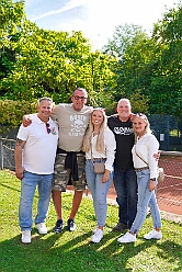 02 Irmas 80 Geb 2025-09-06 05  Samstags-Tour, 6. September - Ein Samstag voller Abwechslung. Der erste Termin, „Tag der Demokratie“, war auf dem Burgplatz. Eine Veranstaltung der Stadt Duisburg, dem HDK und diversen Organisationen aus der Stadt. Danach hieß es „Herzlichen Glückwunsch zum 80. Geburtstag“ liebe Irma. Danach ging es zur Platzanlage des TUS Viktoria 06 in Buchholz zum Benefiz-Spiel gegen die Traditionsmannschaft von Schalke 04. Im Sermer „Landgasthof-Schenke“ trafen wir den Elferrat der KG Südstern und wir sagten Hallo bei den „Sermer Damenstößchen“. Abschluss des Tages war dann auf dem 40. Geburtstag von Christian in der „MaRa Event Location“. : DVPJ, Toni I, Jules I., Prinz Karneval, Prinz, Prinzessin Aileen I., Hofmarschälle, Page, Pagen, Paginnen, HDK, Duisburg, Karneval, Helau, Tollität, Event, Session 2025, Session 2025, HDK Duisburg, Hauptausschuss, Hauptausschuss Karneval Duisburg, Duisburg ist echt