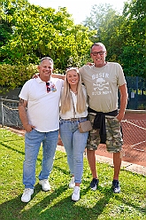 02 Irmas 80 Geb 2025-09-06 06  Samstags-Tour, 6. September - Ein Samstag voller Abwechslung. Der erste Termin, „Tag der Demokratie“, war auf dem Burgplatz. Eine Veranstaltung der Stadt Duisburg, dem HDK und diversen Organisationen aus der Stadt. Danach hieß es „Herzlichen Glückwunsch zum 80. Geburtstag“ liebe Irma. Danach ging es zur Platzanlage des TUS Viktoria 06 in Buchholz zum Benefiz-Spiel gegen die Traditionsmannschaft von Schalke 04. Im Sermer „Landgasthof-Schenke“ trafen wir den Elferrat der KG Südstern und wir sagten Hallo bei den „Sermer Damenstößchen“. Abschluss des Tages war dann auf dem 40. Geburtstag von Christian in der „MaRa Event Location“. : DVPJ, Toni I, Jules I., Prinz Karneval, Prinz, Prinzessin Aileen I., Hofmarschälle, Page, Pagen, Paginnen, HDK, Duisburg, Karneval, Helau, Tollität, Event, Session 2025, Session 2025, HDK Duisburg, Hauptausschuss, Hauptausschuss Karneval Duisburg, Duisburg ist echt