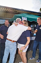 03 BenefizVikroriaBuchholz 2025-09-06 01  Samstags-Tour, 6. September - Ein Samstag voller Abwechslung. Der erste Termin, „Tag der Demokratie“, war auf dem Burgplatz. Eine Veranstaltung der Stadt Duisburg, dem HDK und diversen Organisationen aus der Stadt. Danach hieß es „Herzlichen Glückwunsch zum 80. Geburtstag“ liebe Irma. Danach ging es zur Platzanlage des TUS Viktoria 06 in Buchholz zum Benefiz-Spiel gegen die Traditionsmannschaft von Schalke 04. Im Sermer „Landgasthof-Schenke“ trafen wir den Elferrat der KG Südstern und wir sagten Hallo bei den „Sermer Damenstößchen“. Abschluss des Tages war dann auf dem 40. Geburtstag von Christian in der „MaRa Event Location“. : DVPJ, Toni I, Jules I., Prinz Karneval, Prinz, Prinzessin Aileen I., Hofmarschälle, Page, Pagen, Paginnen, HDK, Duisburg, Karneval, Helau, Tollität, Event, Session 2025, Session 2025, HDK Duisburg, Hauptausschuss, Hauptausschuss Karneval Duisburg, Duisburg ist echt