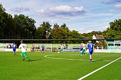 03 BenefizVikroriaBuchholz 2025-09-06 03  Samstags-Tour, 6. September - Ein Samstag voller Abwechslung. Der erste Termin, „Tag der Demokratie“, war auf dem Burgplatz. Eine Veranstaltung der Stadt Duisburg, dem HDK und diversen Organisationen aus der Stadt. Danach hieß es „Herzlichen Glückwunsch zum 80. Geburtstag“ liebe Irma. Danach ging es zur Platzanlage des TUS Viktoria 06 in Buchholz zum Benefiz-Spiel gegen die Traditionsmannschaft von Schalke 04. Im Sermer „Landgasthof-Schenke“ trafen wir den Elferrat der KG Südstern und wir sagten Hallo bei den „Sermer Damenstößchen“. Abschluss des Tages war dann auf dem 40. Geburtstag von Christian in der „MaRa Event Location“. : DVPJ, Toni I, Jules I., Prinz Karneval, Prinz, Prinzessin Aileen I., Hofmarschälle, Page, Pagen, Paginnen, HDK, Duisburg, Karneval, Helau, Tollität, Event, Session 2025, Session 2025, HDK Duisburg, Hauptausschuss, Hauptausschuss Karneval Duisburg, Duisburg ist echt