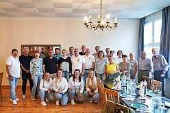 04 Prinzengrd Serm 2025-09-06   Samstags-Tour, 6. September - Ein Samstag voller Abwechslung. Der erste Termin, „Tag der Demokratie“, war auf dem Burgplatz. Eine Veranstaltung der Stadt Duisburg, dem HDK und diversen Organisationen aus der Stadt. Danach hieß es „Herzlichen Glückwunsch zum 80. Geburtstag“ liebe Irma. Danach ging es zur Platzanlage des TUS Viktoria 06 in Buchholz zum Benefiz-Spiel gegen die Traditionsmannschaft von Schalke 04. Im Sermer „Landgasthof-Schenke“ trafen wir den Elferrat der KG Südstern und wir sagten Hallo bei den „Sermer Damenstößchen“. Abschluss des Tages war dann auf dem 40. Geburtstag von Christian in der „MaRa Event Location“. : DVPJ, Toni I, Jules I., Prinz Karneval, Prinz, Prinzessin Aileen I., Hofmarschälle, Page, Pagen, Paginnen, HDK, Duisburg, Karneval, Helau, Tollität, Event, Session 2025, Session 2025, HDK Duisburg, Hauptausschuss, Hauptausschuss Karneval Duisburg, Duisburg ist echt