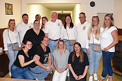 05 SermerDamenstoesschen 2025-09-06 01  Samstags-Tour, 6. September - Ein Samstag voller Abwechslung. Der erste Termin, „Tag der Demokratie“, war auf dem Burgplatz. Eine Veranstaltung der Stadt Duisburg, dem HDK und diversen Organisationen aus der Stadt. Danach hieß es „Herzlichen Glückwunsch zum 80. Geburtstag“ liebe Irma. Danach ging es zur Platzanlage des TUS Viktoria 06 in Buchholz zum Benefiz-Spiel gegen die Traditionsmannschaft von Schalke 04. Im Sermer „Landgasthof-Schenke“ trafen wir den Elferrat der KG Südstern und wir sagten Hallo bei den „Sermer Damenstößchen“. Abschluss des Tages war dann auf dem 40. Geburtstag von Christian in der „MaRa Event Location“. : DVPJ, Toni I, Jules I., Prinz Karneval, Prinz, Prinzessin Aileen I., Hofmarschälle, Page, Pagen, Paginnen, HDK, Duisburg, Karneval, Helau, Tollität, Event, Session 2025, Session 2025, HDK Duisburg, Hauptausschuss, Hauptausschuss Karneval Duisburg, Duisburg ist echt