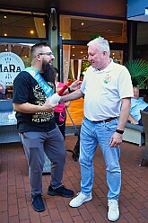 06 Christians 40 Geb 2025-09-06 01  Samstags-Tour, 6. September - Ein Samstag voller Abwechslung. Der erste Termin, „Tag der Demokratie“, war auf dem Burgplatz. Eine Veranstaltung der Stadt Duisburg, dem HDK und diversen Organisationen aus der Stadt. Danach hieß es „Herzlichen Glückwunsch zum 80. Geburtstag“ liebe Irma. Danach ging es zur Platzanlage des TUS Viktoria 06 in Buchholz zum Benefiz-Spiel gegen die Traditionsmannschaft von Schalke 04. Im Sermer „Landgasthof-Schenke“ trafen wir den Elferrat der KG Südstern und wir sagten Hallo bei den „Sermer Damenstößchen“. Abschluss des Tages war dann auf dem 40. Geburtstag von Christian in der „MaRa Event Location“. : DVPJ, Toni I, Jules I., Prinz Karneval, Prinz, Prinzessin Aileen I., Hofmarschälle, Page, Pagen, Paginnen, HDK, Duisburg, Karneval, Helau, Tollität, Event, Session 2025, Session 2025, HDK Duisburg, Hauptausschuss, Hauptausschuss Karneval Duisburg, Duisburg ist echt