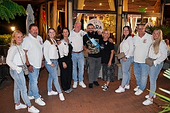 06 Christians 40 Geb 2025-09-06 02  Samstags-Tour, 6. September - Ein Samstag voller Abwechslung. Der erste Termin, „Tag der Demokratie“, war auf dem Burgplatz. Eine Veranstaltung der Stadt Duisburg, dem HDK und diversen Organisationen aus der Stadt. Danach hieß es „Herzlichen Glückwunsch zum 80. Geburtstag“ liebe Irma. Danach ging es zur Platzanlage des TUS Viktoria 06 in Buchholz zum Benefiz-Spiel gegen die Traditionsmannschaft von Schalke 04. Im Sermer „Landgasthof-Schenke“ trafen wir den Elferrat der KG Südstern und wir sagten Hallo bei den „Sermer Damenstößchen“. Abschluss des Tages war dann auf dem 40. Geburtstag von Christian in der „MaRa Event Location“. : DVPJ, Toni I, Jules I., Prinz Karneval, Prinz, Prinzessin Aileen I., Hofmarschälle, Page, Pagen, Paginnen, HDK, Duisburg, Karneval, Helau, Tollität, Event, Session 2025, Session 2025, HDK Duisburg, Hauptausschuss, Hauptausschuss Karneval Duisburg, Duisburg ist echt