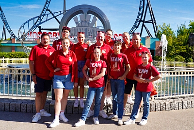 MoviePark 2025-09-07 01  Im „Movie Park“ mit Team ERDMÄNNCHEN - Am Sonntag 7. September haben wir einen schönen Tag mit der „Kleinen“ Prinzencrew im „Movie Park“ verbracht. Fotos mit der Stuntcrew gehörten auch dazu. : DVPJ, Toni I, Jules I., Prinz Karneval, Prinz, Prinzessin Aileen I., Hofmarschälle, Page, Pagen, Paginnen, HDK, Duisburg, Karneval, Helau, Tollität, Event, Session 2025, Session 2025, HDK Duisburg, Hauptausschuss, Hauptausschuss Karneval Duisburg, Duisburg ist echt