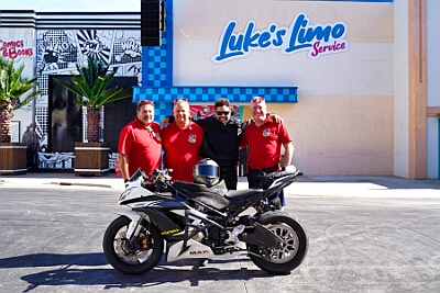 MoviePark 2025-09-07 07  Im „Movie Park“ mit Team ERDMÄNNCHEN - Am Sonntag 7. September haben wir einen schönen Tag mit der „Kleinen“ Prinzencrew im „Movie Park“ verbracht. Fotos mit der Stuntcrew gehörten auch dazu. : DVPJ, Toni I, Jules I., Prinz Karneval, Prinz, Prinzessin Aileen I., Hofmarschälle, Page, Pagen, Paginnen, HDK, Duisburg, Karneval, Helau, Tollität, Event, Session 2025, Session 2025, HDK Duisburg, Hauptausschuss, Hauptausschuss Karneval Duisburg, Duisburg ist echt