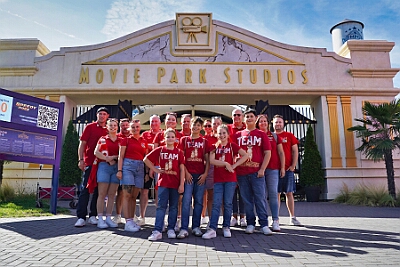 MoviePark 2025-09-07 08  Im „Movie Park“ mit Team ERDMÄNNCHEN - Am Sonntag 7. September haben wir einen schönen Tag mit der „Kleinen“ Prinzencrew im „Movie Park“ verbracht. Fotos mit der Stuntcrew gehörten auch dazu. : DVPJ, Toni I, Jules I., Prinz Karneval, Prinz, Prinzessin Aileen I., Hofmarschälle, Page, Pagen, Paginnen, HDK, Duisburg, Karneval, Helau, Tollität, Event, Session 2025, Session 2025, HDK Duisburg, Hauptausschuss, Hauptausschuss Karneval Duisburg, Duisburg ist echt