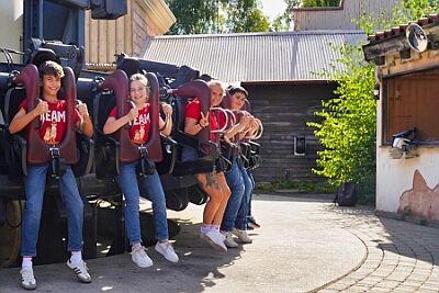 MoviePark 2025-09-07 10  Im „Movie Park“ mit Team ERDMÄNNCHEN - Am Sonntag 7. September haben wir einen schönen Tag mit der „Kleinen“ Prinzencrew im „Movie Park“ verbracht. Fotos mit der Stuntcrew gehörten auch dazu. : DVPJ, Toni I, Jules I., Prinz Karneval, Prinz, Prinzessin Aileen I., Hofmarschälle, Page, Pagen, Paginnen, HDK, Duisburg, Karneval, Helau, Tollität, Event, Session 2025, Session 2025, HDK Duisburg, Hauptausschuss, Hauptausschuss Karneval Duisburg, Duisburg ist echt