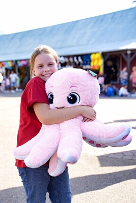 MoviePark 2025-09-07 11  Im „Movie Park“ mit Team ERDMÄNNCHEN - Am Sonntag 7. September haben wir einen schönen Tag mit der „Kleinen“ Prinzencrew im „Movie Park“ verbracht. Fotos mit der Stuntcrew gehörten auch dazu. : DVPJ, Toni I, Jules I., Prinz Karneval, Prinz, Prinzessin Aileen I., Hofmarschälle, Page, Pagen, Paginnen, HDK, Duisburg, Karneval, Helau, Tollität, Event, Session 2025, Session 2025, HDK Duisburg, Hauptausschuss, Hauptausschuss Karneval Duisburg, Duisburg ist echt