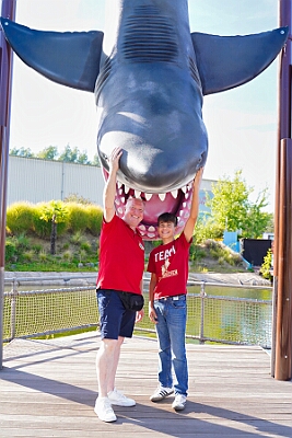 MoviePark 2025-09-07 12  Im „Movie Park“ mit Team ERDMÄNNCHEN - Am Sonntag 7. September haben wir einen schönen Tag mit der „Kleinen“ Prinzencrew im „Movie Park“ verbracht. Fotos mit der Stuntcrew gehörten auch dazu. : DVPJ, Toni I, Jules I., Prinz Karneval, Prinz, Prinzessin Aileen I., Hofmarschälle, Page, Pagen, Paginnen, HDK, Duisburg, Karneval, Helau, Tollität, Event, Session 2025, Session 2025, HDK Duisburg, Hauptausschuss, Hauptausschuss Karneval Duisburg, Duisburg ist echt