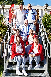 01 Sommerf Stadtgarde 2025-09-13 01  Sommerfeste in DU, Mitte, Nord & Süd - Am 13. September war das erste Fest bei der Stadtgarde, gefeiert wurde am Clubhaus des DSC Preußen. Auch die Marxloher-Jecken „Feierten mit Freunden“, dies auf dem Gelände neben dem Niederrheinischen Karnevalsmusem. Bevor es dann zum letzten Fest ging pflanzte die Crew noch ihrem „Karnevalsbaum“. In Großenbaum war dann der Schlusspunkt beim Fest der KG Alle Mann an Bord. : DVPJ, Toni I, Jules I., Prinz Karneval, Prinz, Prinzessin Aileen I., Hofmarschälle, Page, Pagen, Paginnen, HDK, Duisburg, Karneval, Helau, Tollität, Event, Session 2025, Session 2025, HDK Duisburg, Hauptausschuss, Hauptausschuss Karneval Duisburg, Duisburg ist echt