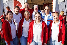 01 Sommerf Stadtgarde 2025-09-13 02  Sommerfeste in DU, Mitte, Nord & Süd - Am 13. September war das erste Fest bei der Stadtgarde, gefeiert wurde am Clubhaus des DSC Preußen. Auch die Marxloher-Jecken „Feierten mit Freunden“, dies auf dem Gelände neben dem Niederrheinischen Karnevalsmusem. Bevor es dann zum letzten Fest ging pflanzte die Crew noch ihrem „Karnevalsbaum“. In Großenbaum war dann der Schlusspunkt beim Fest der KG Alle Mann an Bord. : DVPJ, Toni I, Jules I., Prinz Karneval, Prinz, Prinzessin Aileen I., Hofmarschälle, Page, Pagen, Paginnen, HDK, Duisburg, Karneval, Helau, Tollität, Event, Session 2025, Session 2025, HDK Duisburg, Hauptausschuss, Hauptausschuss Karneval Duisburg, Duisburg ist echt