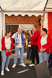 01 Sommerf Stadtgarde 2025-09-13 03  Sommerfeste in DU, Mitte, Nord & Süd - Am 13. September war das erste Fest bei der Stadtgarde, gefeiert wurde am Clubhaus des DSC Preußen. Auch die Marxloher-Jecken „Feierten mit Freunden“, dies auf dem Gelände neben dem Niederrheinischen Karnevalsmusem. Bevor es dann zum letzten Fest ging pflanzte die Crew noch ihrem „Karnevalsbaum“. In Großenbaum war dann der Schlusspunkt beim Fest der KG Alle Mann an Bord. : DVPJ, Toni I, Jules I., Prinz Karneval, Prinz, Prinzessin Aileen I., Hofmarschälle, Page, Pagen, Paginnen, HDK, Duisburg, Karneval, Helau, Tollität, Event, Session 2025, Session 2025, HDK Duisburg, Hauptausschuss, Hauptausschuss Karneval Duisburg, Duisburg ist echt