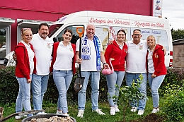 03 DerKarnevalsbaum 2025-09-13 01  Sommerfeste in DU, Mitte, Nord & Süd - Am 13. September war das erste Fest bei der Stadtgarde, gefeiert wurde am Clubhaus des DSC Preußen. Auch die Marxloher-Jecken „Feierten mit Freunden“, dies auf dem Gelände neben dem Niederrheinischen Karnevalsmusem. Bevor es dann zum letzten Fest ging pflanzte die Crew noch ihrem „Karnevalsbaum“. In Großenbaum war dann der Schlusspunkt beim Fest der KG Alle Mann an Bord. : DVPJ, Toni I, Jules I., Prinz Karneval, Prinz, Prinzessin Aileen I., Hofmarschälle, Page, Pagen, Paginnen, HDK, Duisburg, Karneval, Helau, Tollität, Event, Session 2025, Session 2025, HDK Duisburg, Hauptausschuss, Hauptausschuss Karneval Duisburg, Duisburg ist echt