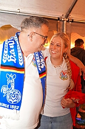 04 Sommerf AMaB 2025-09-13  (1)  Sommerfeste in DU, Mitte, Nord & Süd - Am 13. September war das erste Fest bei der Stadtgarde, gefeiert wurde am Clubhaus des DSC Preußen. Auch die Marxloher-Jecken „Feierten mit Freunden“, dies auf dem Gelände neben dem Niederrheinischen Karnevalsmusem. Bevor es dann zum letzten Fest ging pflanzte die Crew noch ihrem „Karnevalsbaum“. In Großenbaum war dann der Schlusspunkt beim Fest der KG Alle Mann an Bord. : DVPJ, Toni I, Jules I., Prinz Karneval, Prinz, Prinzessin Aileen I., Hofmarschälle, Page, Pagen, Paginnen, HDK, Duisburg, Karneval, Helau, Tollität, Event, Session 2025, Session 2025, HDK Duisburg, Hauptausschuss, Hauptausschuss Karneval Duisburg, Duisburg ist echt