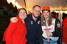 04 Sommerf AMaB 2025-09-13  (6)  Sommerfeste in DU, Mitte, Nord & Süd - Am 13. September war das erste Fest bei der Stadtgarde, gefeiert wurde am Clubhaus des DSC Preußen. Auch die Marxloher-Jecken „Feierten mit Freunden“, dies auf dem Gelände neben dem Niederrheinischen Karnevalsmusem. Bevor es dann zum letzten Fest ging pflanzte die Crew noch ihrem „Karnevalsbaum“. In Großenbaum war dann der Schlusspunkt beim Fest der KG Alle Mann an Bord. : DVPJ, Toni I, Jules I., Prinz Karneval, Prinz, Prinzessin Aileen I., Hofmarschälle, Page, Pagen, Paginnen, HDK, Duisburg, Karneval, Helau, Tollität, Event, Session 2025, Session 2025, HDK Duisburg, Hauptausschuss, Hauptausschuss Karneval Duisburg, Duisburg ist echt