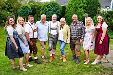 01 WarmUpBausch 2025-09-27 02  Im Partydorf is O`zapft - Zuerst waren wir zum „Warm Up“ bei Anke und Axel (Bausch). Ein bunter  Empfang im Garten mit netten Gästen und sehr guten Essen, natürlich auch mit guten Getränken. Gemeinsam ging es dann ins passend geschmückte Oktoberfestzelt auf dem Kastelle-Pitter-Platz in Serm. : DVPJ, Toni I, Jules I., Prinz Karneval, Prinz, Prinzessin Aileen I., Hofmarschälle, Page, Pagen, Paginnen, HDK, Duisburg, Karneval, Helau, Tollität, Event, Session 2025, Session 2025, HDK Duisburg, Hauptausschuss, Hauptausschuss Karneval Duisburg, Duisburg ist echt