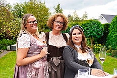 01 WarmUpBausch 2025-09-27 03  Im Partydorf is O`zapft - Zuerst waren wir zum „Warm Up“ bei Anke und Axel (Bausch). Ein bunter  Empfang im Garten mit netten Gästen und sehr guten Essen, natürlich auch mit guten Getränken. Gemeinsam ging es dann ins passend geschmückte Oktoberfestzelt auf dem Kastelle-Pitter-Platz in Serm. : DVPJ, Toni I, Jules I., Prinz Karneval, Prinz, Prinzessin Aileen I., Hofmarschälle, Page, Pagen, Paginnen, HDK, Duisburg, Karneval, Helau, Tollität, Event, Session 2025, Session 2025, HDK Duisburg, Hauptausschuss, Hauptausschuss Karneval Duisburg, Duisburg ist echt