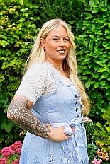 01 WarmUpBausch 2025-09-27 05  Im Partydorf is O`zapft - Zuerst waren wir zum „Warm Up“ bei Anke und Axel (Bausch). Ein bunter  Empfang im Garten mit netten Gästen und sehr guten Essen, natürlich auch mit guten Getränken. Gemeinsam ging es dann ins passend geschmückte Oktoberfestzelt auf dem Kastelle-Pitter-Platz in Serm. : DVPJ, Toni I, Jules I., Prinz Karneval, Prinz, Prinzessin Aileen I., Hofmarschälle, Page, Pagen, Paginnen, HDK, Duisburg, Karneval, Helau, Tollität, Event, Session 2025, Session 2025, HDK Duisburg, Hauptausschuss, Hauptausschuss Karneval Duisburg, Duisburg ist echt