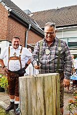 01 WarmUpBausch 2025-09-27 09  Im Partydorf is O`zapft - Zuerst waren wir zum „Warm Up“ bei Anke und Axel (Bausch). Ein bunter  Empfang im Garten mit netten Gästen und sehr guten Essen, natürlich auch mit guten Getränken. Gemeinsam ging es dann ins passend geschmückte Oktoberfestzelt auf dem Kastelle-Pitter-Platz in Serm. : DVPJ, Toni I, Jules I., Prinz Karneval, Prinz, Prinzessin Aileen I., Hofmarschälle, Page, Pagen, Paginnen, HDK, Duisburg, Karneval, Helau, Tollität, Event, Session 2025, Session 2025, HDK Duisburg, Hauptausschuss, Hauptausschuss Karneval Duisburg, Duisburg ist echt