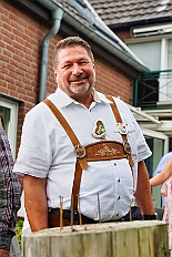 01 WarmUpBausch 2025-09-27 10  Im Partydorf is O`zapft - Zuerst waren wir zum „Warm Up“ bei Anke und Axel (Bausch). Ein bunter  Empfang im Garten mit netten Gästen und sehr guten Essen, natürlich auch mit guten Getränken. Gemeinsam ging es dann ins passend geschmückte Oktoberfestzelt auf dem Kastelle-Pitter-Platz in Serm. : DVPJ, Toni I, Jules I., Prinz Karneval, Prinz, Prinzessin Aileen I., Hofmarschälle, Page, Pagen, Paginnen, HDK, Duisburg, Karneval, Helau, Tollität, Event, Session 2025, Session 2025, HDK Duisburg, Hauptausschuss, Hauptausschuss Karneval Duisburg, Duisburg ist echt