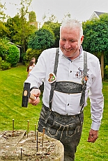 01 WarmUpBausch 2025-09-27 11  Im Partydorf is O`zapft - Zuerst waren wir zum „Warm Up“ bei Anke und Axel (Bausch). Ein bunter  Empfang im Garten mit netten Gästen und sehr guten Essen, natürlich auch mit guten Getränken. Gemeinsam ging es dann ins passend geschmückte Oktoberfestzelt auf dem Kastelle-Pitter-Platz in Serm. : DVPJ, Toni I, Jules I., Prinz Karneval, Prinz, Prinzessin Aileen I., Hofmarschälle, Page, Pagen, Paginnen, HDK, Duisburg, Karneval, Helau, Tollität, Event, Session 2025, Session 2025, HDK Duisburg, Hauptausschuss, Hauptausschuss Karneval Duisburg, Duisburg ist echt