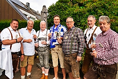 01 WarmUpBausch 2025-09-27 13  Im Partydorf is O`zapft - Zuerst waren wir zum „Warm Up“ bei Anke und Axel (Bausch). Ein bunter  Empfang im Garten mit netten Gästen und sehr guten Essen, natürlich auch mit guten Getränken. Gemeinsam ging es dann ins passend geschmückte Oktoberfestzelt auf dem Kastelle-Pitter-Platz in Serm. : DVPJ, Toni I, Jules I., Prinz Karneval, Prinz, Prinzessin Aileen I., Hofmarschälle, Page, Pagen, Paginnen, HDK, Duisburg, Karneval, Helau, Tollität, Event, Session 2025, Session 2025, HDK Duisburg, Hauptausschuss, Hauptausschuss Karneval Duisburg, Duisburg ist echt