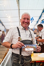 02 OktoberfestSerm 2025-09-27 01  Im Partydorf is O`zapft - Zuerst waren wir zum „Warm Up“ bei Anke und Axel (Bausch). Ein bunter  Empfang im Garten mit netten Gästen und sehr guten Essen, natürlich auch mit guten Getränken. Gemeinsam ging es dann ins passend geschmückte Oktoberfestzelt auf dem Kastelle-Pitter-Platz in Serm. : DVPJ, Toni I, Jules I., Prinz Karneval, Prinz, Prinzessin Aileen I., Hofmarschälle, Page, Pagen, Paginnen, HDK, Duisburg, Karneval, Helau, Tollität, Event, Session 2025, Session 2025, HDK Duisburg, Hauptausschuss, Hauptausschuss Karneval Duisburg, Duisburg ist echt