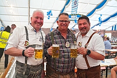 02 OktoberfestSerm 2025-09-27 02  Im Partydorf is O`zapft - Zuerst waren wir zum „Warm Up“ bei Anke und Axel (Bausch). Ein bunter  Empfang im Garten mit netten Gästen und sehr guten Essen, natürlich auch mit guten Getränken. Gemeinsam ging es dann ins passend geschmückte Oktoberfestzelt auf dem Kastelle-Pitter-Platz in Serm. : DVPJ, Toni I, Jules I., Prinz Karneval, Prinz, Prinzessin Aileen I., Hofmarschälle, Page, Pagen, Paginnen, HDK, Duisburg, Karneval, Helau, Tollität, Event, Session 2025, Session 2025, HDK Duisburg, Hauptausschuss, Hauptausschuss Karneval Duisburg, Duisburg ist echt