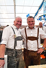 02 OktoberfestSerm 2025-09-27 03  Im Partydorf is O`zapft - Zuerst waren wir zum „Warm Up“ bei Anke und Axel (Bausch). Ein bunter  Empfang im Garten mit netten Gästen und sehr guten Essen, natürlich auch mit guten Getränken. Gemeinsam ging es dann ins passend geschmückte Oktoberfestzelt auf dem Kastelle-Pitter-Platz in Serm. : DVPJ, Toni I, Jules I., Prinz Karneval, Prinz, Prinzessin Aileen I., Hofmarschälle, Page, Pagen, Paginnen, HDK, Duisburg, Karneval, Helau, Tollität, Event, Session 2025, Session 2025, HDK Duisburg, Hauptausschuss, Hauptausschuss Karneval Duisburg, Duisburg ist echt