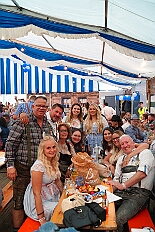 02 OktoberfestSerm 2025-09-27 05  Im Partydorf is O`zapft - Zuerst waren wir zum „Warm Up“ bei Anke und Axel (Bausch). Ein bunter  Empfang im Garten mit netten Gästen und sehr guten Essen, natürlich auch mit guten Getränken. Gemeinsam ging es dann ins passend geschmückte Oktoberfestzelt auf dem Kastelle-Pitter-Platz in Serm. : DVPJ, Toni I, Jules I., Prinz Karneval, Prinz, Prinzessin Aileen I., Hofmarschälle, Page, Pagen, Paginnen, HDK, Duisburg, Karneval, Helau, Tollität, Event, Session 2025, Session 2025, HDK Duisburg, Hauptausschuss, Hauptausschuss Karneval Duisburg, Duisburg ist echt