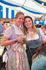 02 OktoberfestSerm 2025-09-27 06  Im Partydorf is O`zapft - Zuerst waren wir zum „Warm Up“ bei Anke und Axel (Bausch). Ein bunter  Empfang im Garten mit netten Gästen und sehr guten Essen, natürlich auch mit guten Getränken. Gemeinsam ging es dann ins passend geschmückte Oktoberfestzelt auf dem Kastelle-Pitter-Platz in Serm. : DVPJ, Toni I, Jules I., Prinz Karneval, Prinz, Prinzessin Aileen I., Hofmarschälle, Page, Pagen, Paginnen, HDK, Duisburg, Karneval, Helau, Tollität, Event, Session 2025, Session 2025, HDK Duisburg, Hauptausschuss, Hauptausschuss Karneval Duisburg, Duisburg ist echt