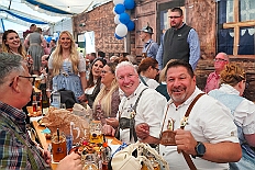 02 OktoberfestSerm 2025-09-27 07  Im Partydorf is O`zapft - Zuerst waren wir zum „Warm Up“ bei Anke und Axel (Bausch). Ein bunter  Empfang im Garten mit netten Gästen und sehr guten Essen, natürlich auch mit guten Getränken. Gemeinsam ging es dann ins passend geschmückte Oktoberfestzelt auf dem Kastelle-Pitter-Platz in Serm. : DVPJ, Toni I, Jules I., Prinz Karneval, Prinz, Prinzessin Aileen I., Hofmarschälle, Page, Pagen, Paginnen, HDK, Duisburg, Karneval, Helau, Tollität, Event, Session 2025, Session 2025, HDK Duisburg, Hauptausschuss, Hauptausschuss Karneval Duisburg, Duisburg ist echt