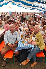 02 OktoberfestSerm 2025-09-27 08  Im Partydorf is O`zapft - Zuerst waren wir zum „Warm Up“ bei Anke und Axel (Bausch). Ein bunter  Empfang im Garten mit netten Gästen und sehr guten Essen, natürlich auch mit guten Getränken. Gemeinsam ging es dann ins passend geschmückte Oktoberfestzelt auf dem Kastelle-Pitter-Platz in Serm. : DVPJ, Toni I, Jules I., Prinz Karneval, Prinz, Prinzessin Aileen I., Hofmarschälle, Page, Pagen, Paginnen, HDK, Duisburg, Karneval, Helau, Tollität, Event, Session 2025, Session 2025, HDK Duisburg, Hauptausschuss, Hauptausschuss Karneval Duisburg, Duisburg ist echt