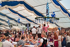 02 OktoberfestSerm 2025-09-27 09  Im Partydorf is O`zapft - Zuerst waren wir zum „Warm Up“ bei Anke und Axel (Bausch). Ein bunter  Empfang im Garten mit netten Gästen und sehr guten Essen, natürlich auch mit guten Getränken. Gemeinsam ging es dann ins passend geschmückte Oktoberfestzelt auf dem Kastelle-Pitter-Platz in Serm. : DVPJ, Toni I, Jules I., Prinz Karneval, Prinz, Prinzessin Aileen I., Hofmarschälle, Page, Pagen, Paginnen, HDK, Duisburg, Karneval, Helau, Tollität, Event, Session 2025, Session 2025, HDK Duisburg, Hauptausschuss, Hauptausschuss Karneval Duisburg, Duisburg ist echt