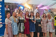 02 OktoberfestSerm 2025-09-27 10  Im Partydorf is O`zapft - Zuerst waren wir zum „Warm Up“ bei Anke und Axel (Bausch). Ein bunter  Empfang im Garten mit netten Gästen und sehr guten Essen, natürlich auch mit guten Getränken. Gemeinsam ging es dann ins passend geschmückte Oktoberfestzelt auf dem Kastelle-Pitter-Platz in Serm. : DVPJ, Toni I, Jules I., Prinz Karneval, Prinz, Prinzessin Aileen I., Hofmarschälle, Page, Pagen, Paginnen, HDK, Duisburg, Karneval, Helau, Tollität, Event, Session 2025, Session 2025, HDK Duisburg, Hauptausschuss, Hauptausschuss Karneval Duisburg, Duisburg ist echt