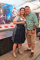 02 OktoberfestSerm 2025-09-27 11  Im Partydorf is O`zapft - Zuerst waren wir zum „Warm Up“ bei Anke und Axel (Bausch). Ein bunter  Empfang im Garten mit netten Gästen und sehr guten Essen, natürlich auch mit guten Getränken. Gemeinsam ging es dann ins passend geschmückte Oktoberfestzelt auf dem Kastelle-Pitter-Platz in Serm. : DVPJ, Toni I, Jules I., Prinz Karneval, Prinz, Prinzessin Aileen I., Hofmarschälle, Page, Pagen, Paginnen, HDK, Duisburg, Karneval, Helau, Tollität, Event, Session 2025, Session 2025, HDK Duisburg, Hauptausschuss, Hauptausschuss Karneval Duisburg, Duisburg ist echt