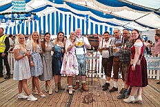 02 OktoberfestSerm 2025-09-27 12  Im Partydorf is O`zapft - Zuerst waren wir zum „Warm Up“ bei Anke und Axel (Bausch). Ein bunter  Empfang im Garten mit netten Gästen und sehr guten Essen, natürlich auch mit guten Getränken. Gemeinsam ging es dann ins passend geschmückte Oktoberfestzelt auf dem Kastelle-Pitter-Platz in Serm. : DVPJ, Toni I, Jules I., Prinz Karneval, Prinz, Prinzessin Aileen I., Hofmarschälle, Page, Pagen, Paginnen, HDK, Duisburg, Karneval, Helau, Tollität, Event, Session 2025, Session 2025, HDK Duisburg, Hauptausschuss, Hauptausschuss Karneval Duisburg, Duisburg ist echt