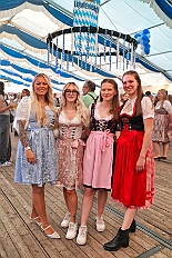 02 OktoberfestSerm 2025-09-27 13  Im Partydorf is O`zapft - Zuerst waren wir zum „Warm Up“ bei Anke und Axel (Bausch). Ein bunter  Empfang im Garten mit netten Gästen und sehr guten Essen, natürlich auch mit guten Getränken. Gemeinsam ging es dann ins passend geschmückte Oktoberfestzelt auf dem Kastelle-Pitter-Platz in Serm. : DVPJ, Toni I, Jules I., Prinz Karneval, Prinz, Prinzessin Aileen I., Hofmarschälle, Page, Pagen, Paginnen, HDK, Duisburg, Karneval, Helau, Tollität, Event, Session 2025, Session 2025, HDK Duisburg, Hauptausschuss, Hauptausschuss Karneval Duisburg, Duisburg ist echt