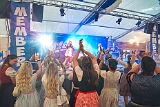 02 OktoberfestSerm 2025-09-27 15  Im Partydorf is O`zapft - Zuerst waren wir zum „Warm Up“ bei Anke und Axel (Bausch). Ein bunter  Empfang im Garten mit netten Gästen und sehr guten Essen, natürlich auch mit guten Getränken. Gemeinsam ging es dann ins passend geschmückte Oktoberfestzelt auf dem Kastelle-Pitter-Platz in Serm. : DVPJ, Toni I, Jules I., Prinz Karneval, Prinz, Prinzessin Aileen I., Hofmarschälle, Page, Pagen, Paginnen, HDK, Duisburg, Karneval, Helau, Tollität, Event, Session 2025, Session 2025, HDK Duisburg, Hauptausschuss, Hauptausschuss Karneval Duisburg, Duisburg ist echt