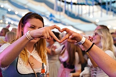 02 OktoberfestSerm 2025-09-27 18  Im Partydorf is O`zapft - Zuerst waren wir zum „Warm Up“ bei Anke und Axel (Bausch). Ein bunter  Empfang im Garten mit netten Gästen und sehr guten Essen, natürlich auch mit guten Getränken. Gemeinsam ging es dann ins passend geschmückte Oktoberfestzelt auf dem Kastelle-Pitter-Platz in Serm. : DVPJ, Toni I, Jules I., Prinz Karneval, Prinz, Prinzessin Aileen I., Hofmarschälle, Page, Pagen, Paginnen, HDK, Duisburg, Karneval, Helau, Tollität, Event, Session 2025, Session 2025, HDK Duisburg, Hauptausschuss, Hauptausschuss Karneval Duisburg, Duisburg ist echt