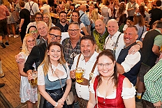 02 OktoberfestSerm 2025-09-27 19  Im Partydorf is O`zapft - Zuerst waren wir zum „Warm Up“ bei Anke und Axel (Bausch). Ein bunter  Empfang im Garten mit netten Gästen und sehr guten Essen, natürlich auch mit guten Getränken. Gemeinsam ging es dann ins passend geschmückte Oktoberfestzelt auf dem Kastelle-Pitter-Platz in Serm. : DVPJ, Toni I, Jules I., Prinz Karneval, Prinz, Prinzessin Aileen I., Hofmarschälle, Page, Pagen, Paginnen, HDK, Duisburg, Karneval, Helau, Tollität, Event, Session 2025, Session 2025, HDK Duisburg, Hauptausschuss, Hauptausschuss Karneval Duisburg, Duisburg ist echt