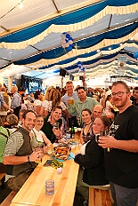02 OktoberfestSerm 2025-09-27 20  Im Partydorf is O`zapft - Zuerst waren wir zum „Warm Up“ bei Anke und Axel (Bausch). Ein bunter  Empfang im Garten mit netten Gästen und sehr guten Essen, natürlich auch mit guten Getränken. Gemeinsam ging es dann ins passend geschmückte Oktoberfestzelt auf dem Kastelle-Pitter-Platz in Serm. : DVPJ, Toni I, Jules I., Prinz Karneval, Prinz, Prinzessin Aileen I., Hofmarschälle, Page, Pagen, Paginnen, HDK, Duisburg, Karneval, Helau, Tollität, Event, Session 2025, Session 2025, HDK Duisburg, Hauptausschuss, Hauptausschuss Karneval Duisburg, Duisburg ist echt