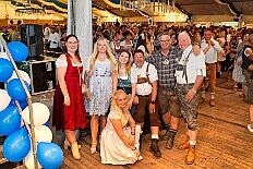 02 OktoberfestSerm 2025-09-27 24  Im Partydorf is O`zapft - Zuerst waren wir zum „Warm Up“ bei Anke und Axel (Bausch). Ein bunter  Empfang im Garten mit netten Gästen und sehr guten Essen, natürlich auch mit guten Getränken. Gemeinsam ging es dann ins passend geschmückte Oktoberfestzelt auf dem Kastelle-Pitter-Platz in Serm. : DVPJ, Toni I, Jules I., Prinz Karneval, Prinz, Prinzessin Aileen I., Hofmarschälle, Page, Pagen, Paginnen, HDK, Duisburg, Karneval, Helau, Tollität, Event, Session 2025, Session 2025, HDK Duisburg, Hauptausschuss, Hauptausschuss Karneval Duisburg, Duisburg ist echt