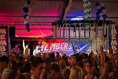 02 OktoberfestSerm 2025-09-27 26  Im Partydorf is O`zapft - Zuerst waren wir zum „Warm Up“ bei Anke und Axel (Bausch). Ein bunter  Empfang im Garten mit netten Gästen und sehr guten Essen, natürlich auch mit guten Getränken. Gemeinsam ging es dann ins passend geschmückte Oktoberfestzelt auf dem Kastelle-Pitter-Platz in Serm. : DVPJ, Toni I, Jules I., Prinz Karneval, Prinz, Prinzessin Aileen I., Hofmarschälle, Page, Pagen, Paginnen, HDK, Duisburg, Karneval, Helau, Tollität, Event, Session 2025, Session 2025, HDK Duisburg, Hauptausschuss, Hauptausschuss Karneval Duisburg, Duisburg ist echt